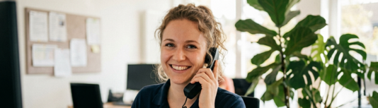 Frau spricht am Telefon