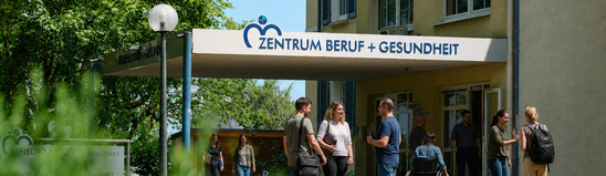 Standort Bad Krozingen, Eingang mit Menschen